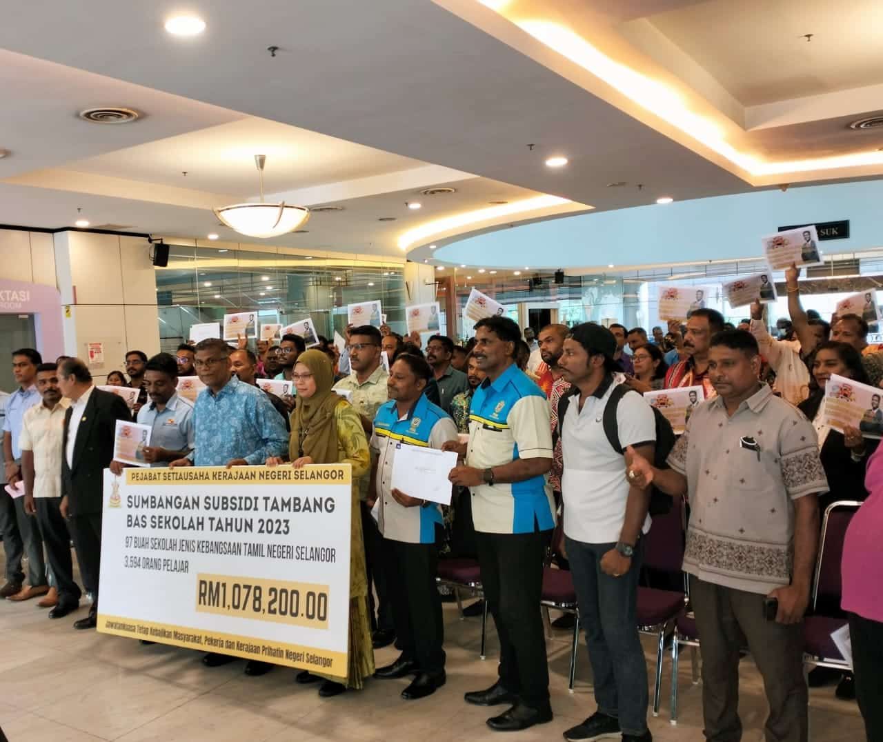 தமிழ்ப்பள்ளி  மாணவர்களுக்கான பேருந்து கட்டணத்திற்கு அரசு மானியம்  வழங்குதல்  நிகழ்வு - YB வீ. கணபதிராவ்