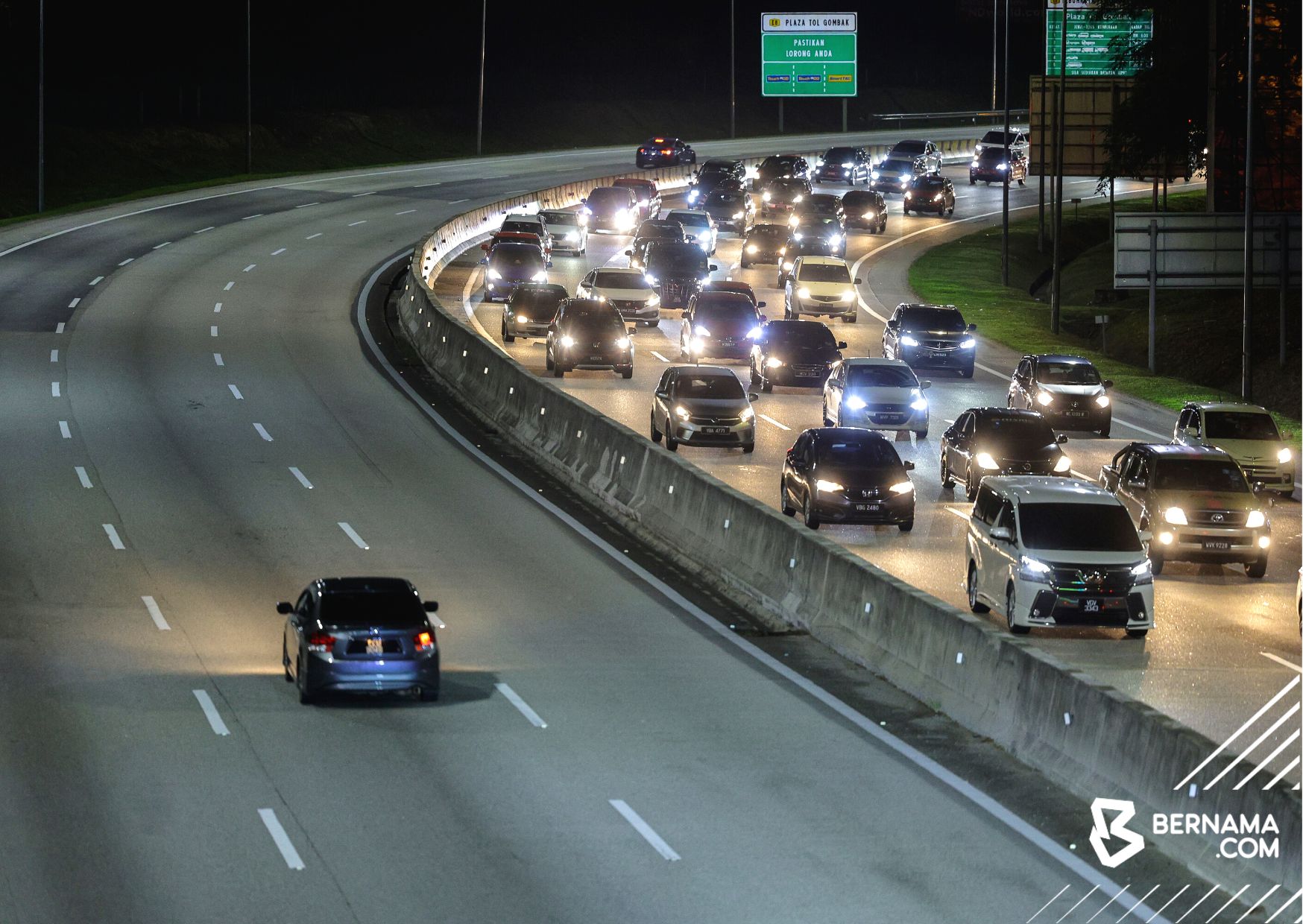 Aliran trafik masih perlahan di lebuh raya utama malam ini