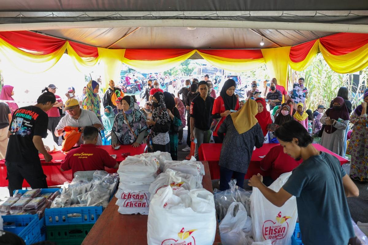 Jualan murah terus dinanti penduduk, ayam dan daging paling laris