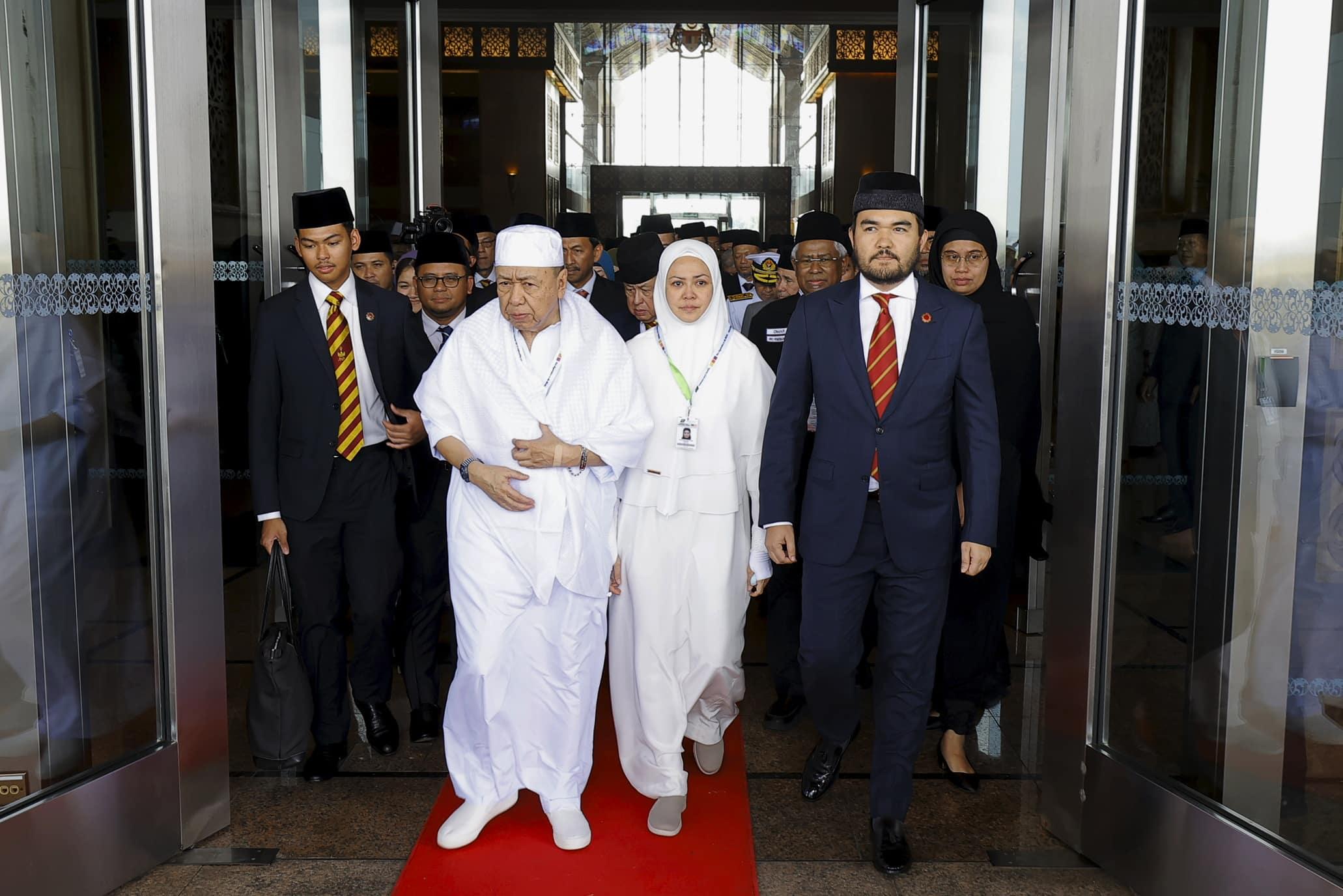 Selangor Sultan, Tengku Permaisuri leave for Holy Land