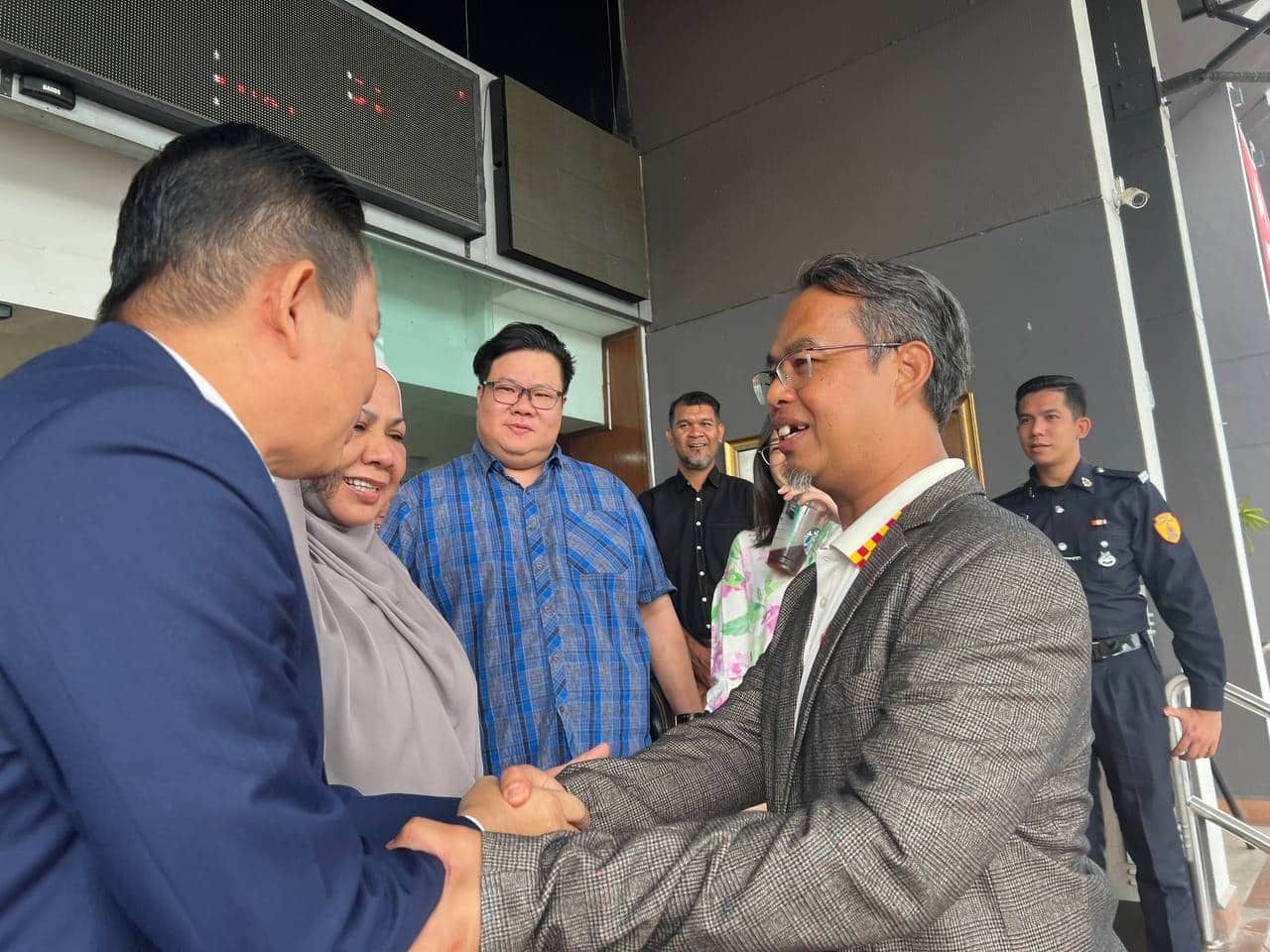 黄思汉调解误会 灵市长与市议员握手言和