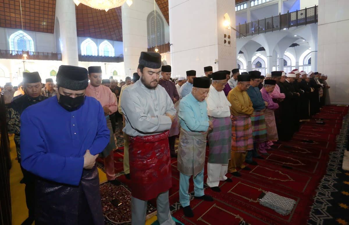 Tengku Amir performs Aidiladha prayers with congregants