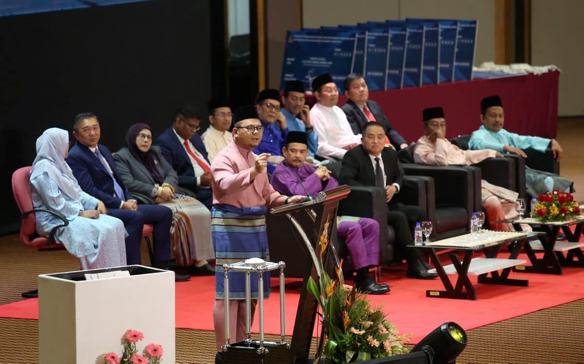 Selangor MB orders exco not to use official vehicle for political prog