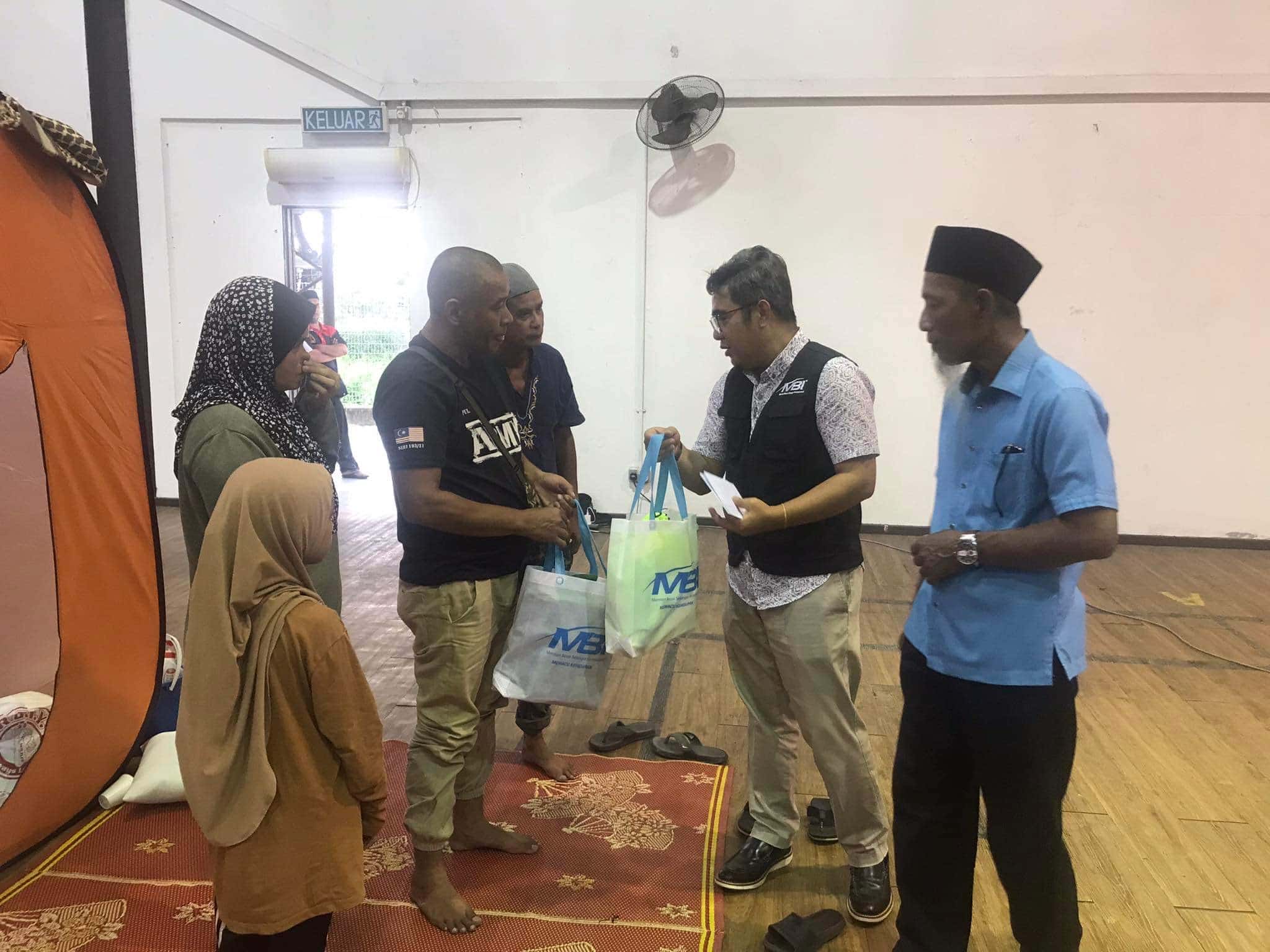 Mangsa kebakaran terharu terima bantuan MBI menjelang raya
