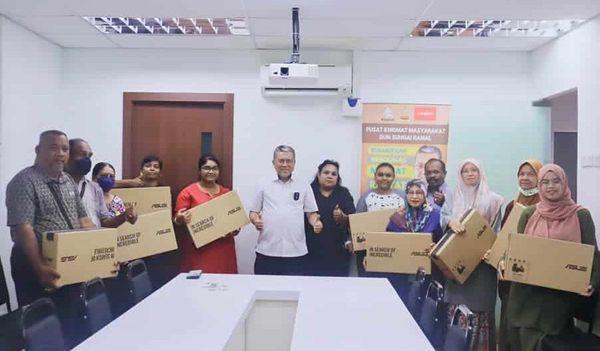 10 உயர்கல்விக்கூட மாணவர்களுக்கு இலவச மடிக்கணினி வழங்கப்பட்டது - சுங்கை ரமால் தொகுதி