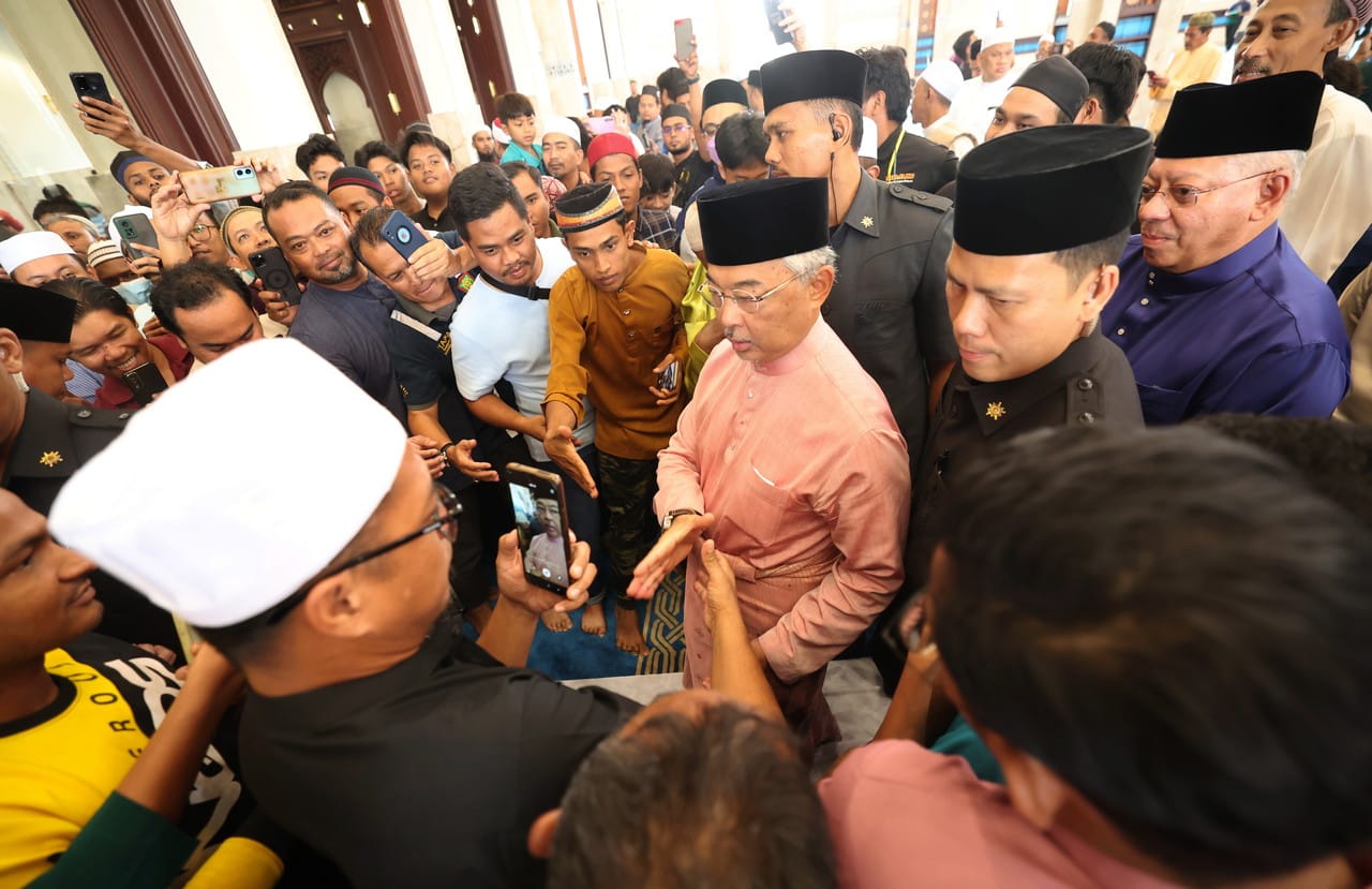 King performs Friday prayers at Masjid Sri Sendayan
