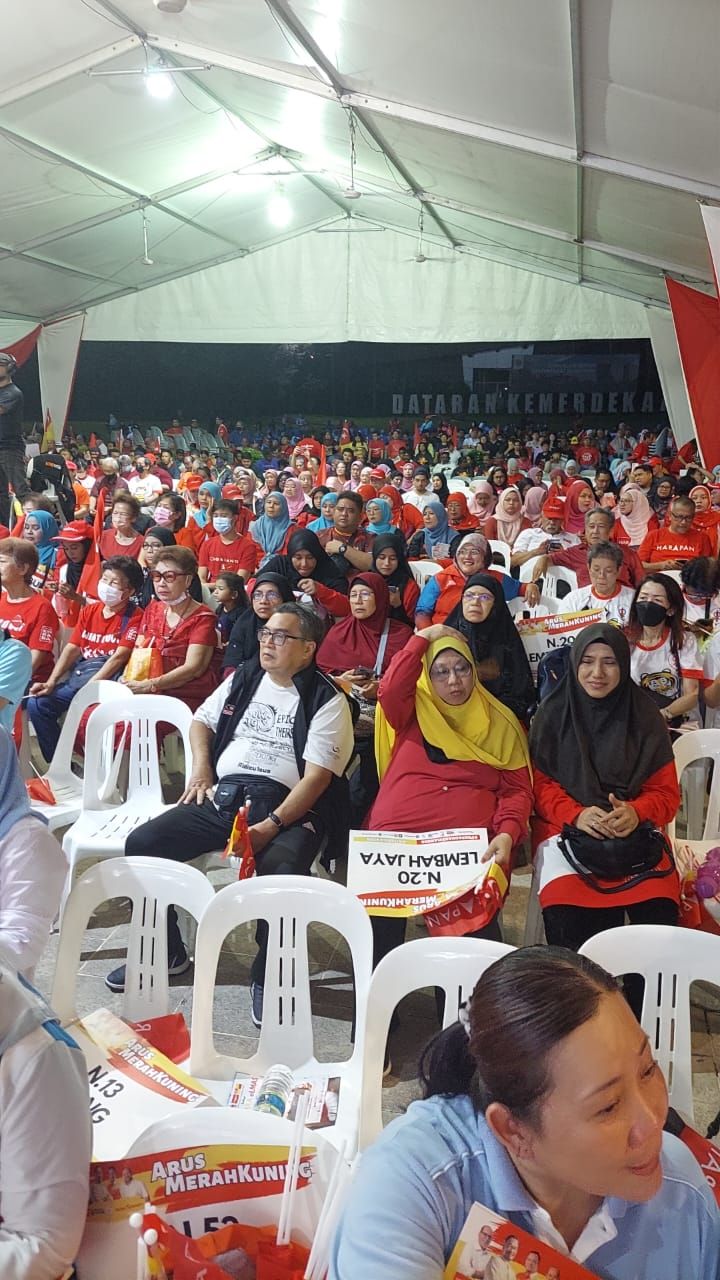 சிலாங்கூரின்   ''அருஸ்மேராகுனிங்'' என்ற முழக்கத்தைத் தாங்கிய  ஹரப்பான் தேர்தல்  இயந்திரம்  முடுக்கிவிடப்பட்டது.