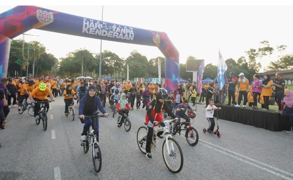 莎阿南无车日热闹无比 2000人响应低碳生活