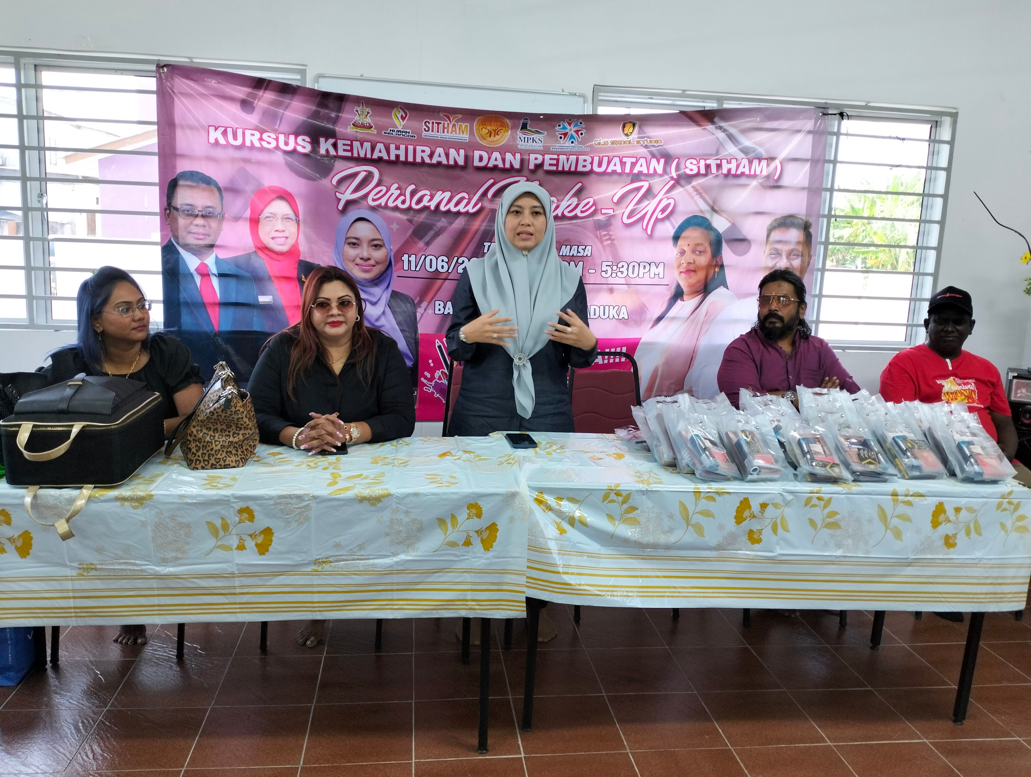 கோல சிலாங்கூர் தாமான் பெண்டாஹாரா பாலாய் ராயவில் முக ஒப்பனை பயிற்சி பட்டறை