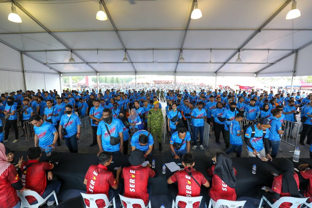 Pekerja p-panggilan hargai bantuan tunai, caruman KWSP Kerajaan Negeri