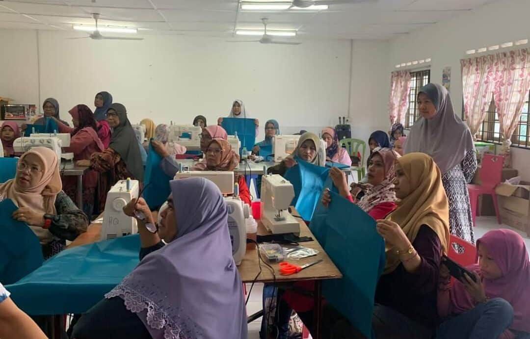 மறுசுழற்சி செய்யப்பட்ட பேனர்களைப் பயன்படுத்தி பைகளைத் தைக்கும் நிகழ்வு