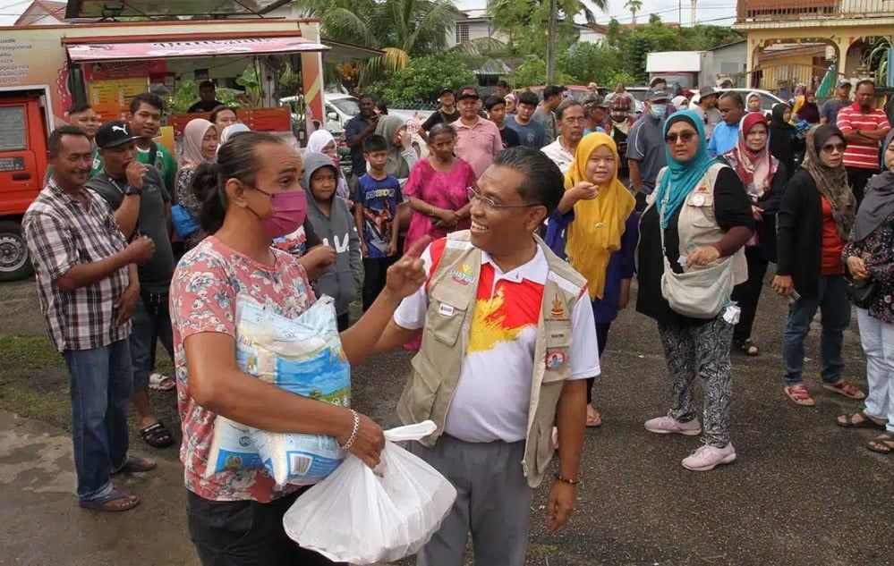 大雨烧不熄民众采购兴致   哥打白沙罗人民市集热爆