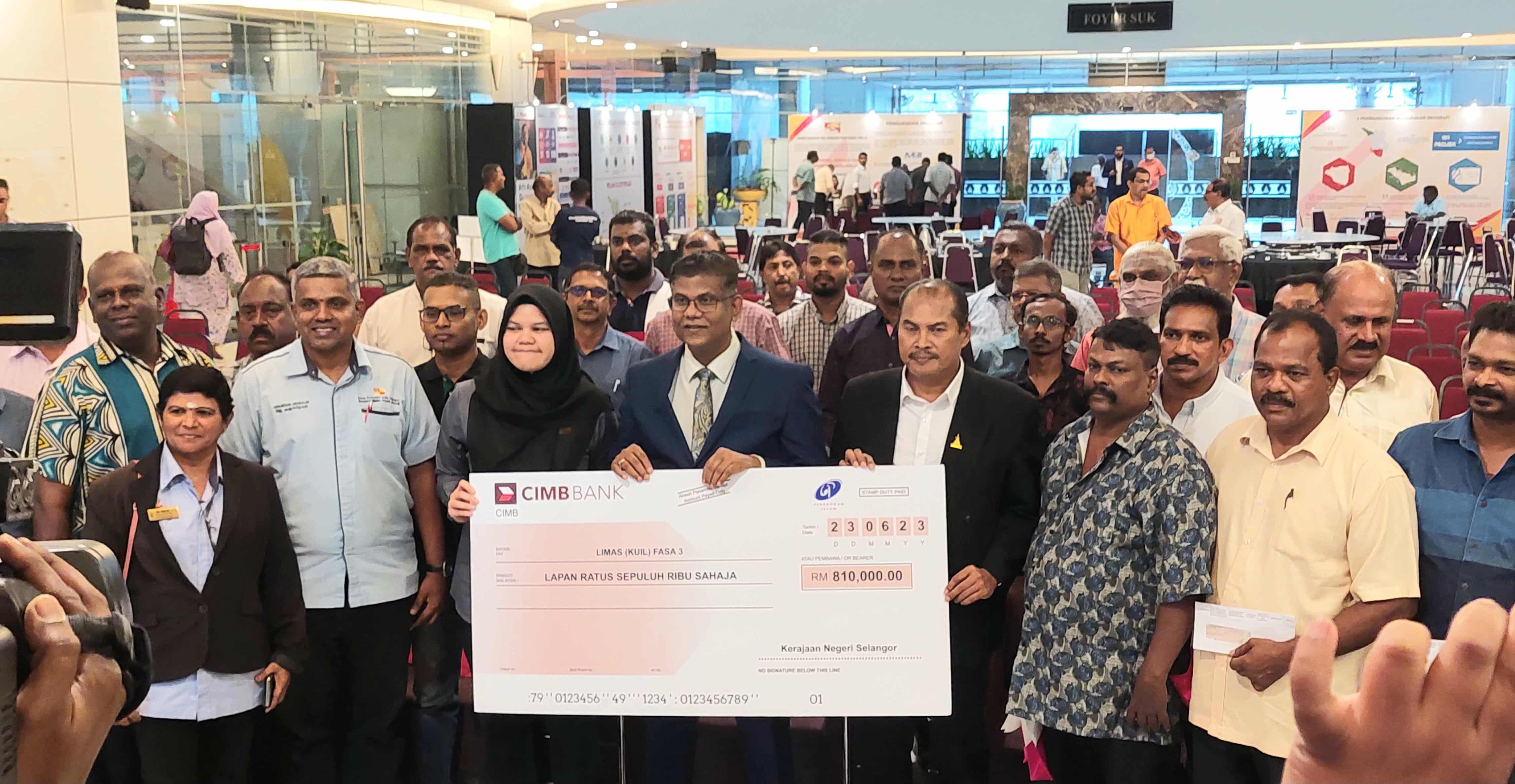 சிலாங்கூரில் உள்ள  63 ஆலயங்களுக்கு 810,000 வெள்ளி மானியம் - கணபதி ராவ் வழங்கினார்