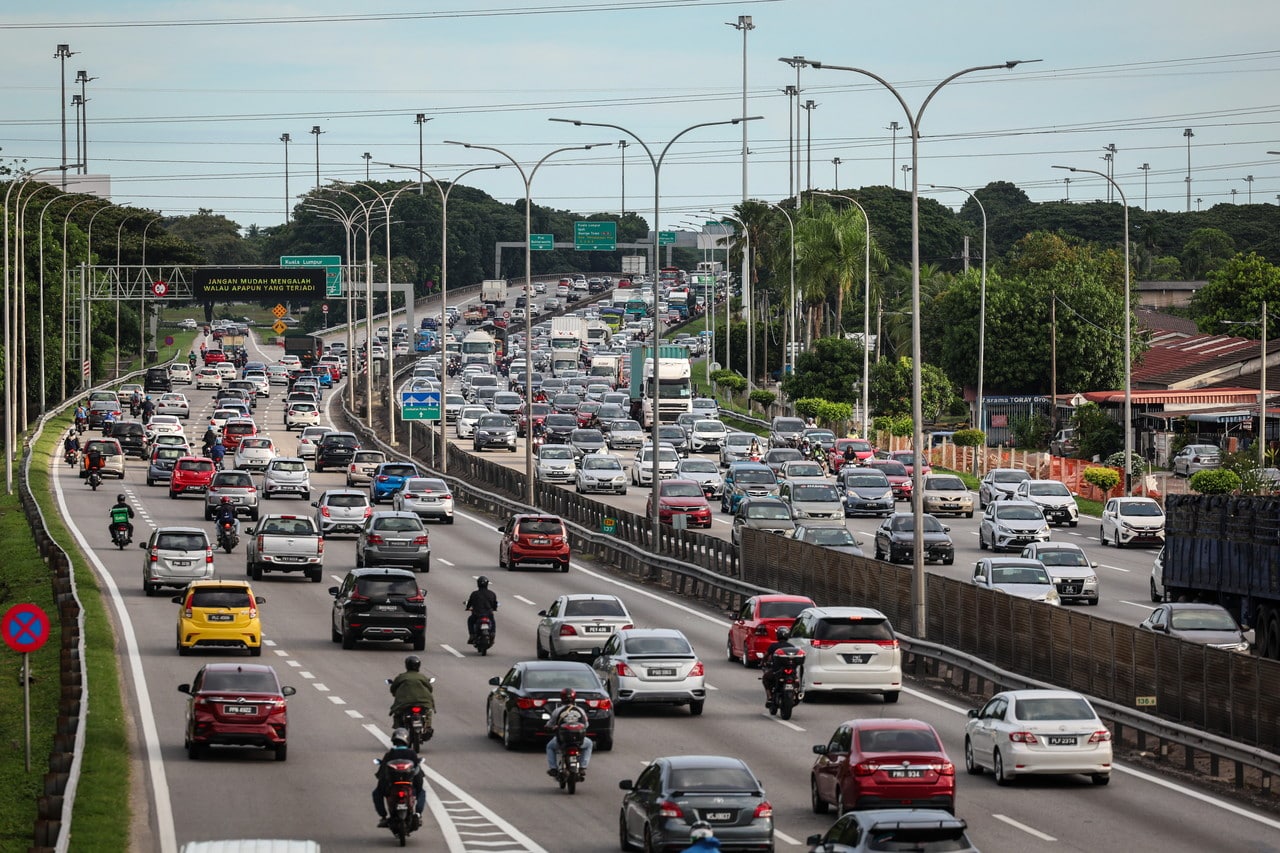 Traffic builds up as Malaysians return to capital
