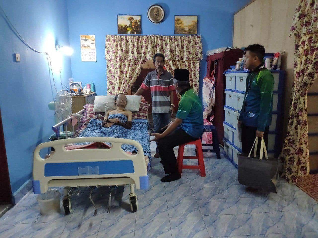 LZS santuni lapan keluarga asnaf di Parit Mahang, serah alatan ibadah