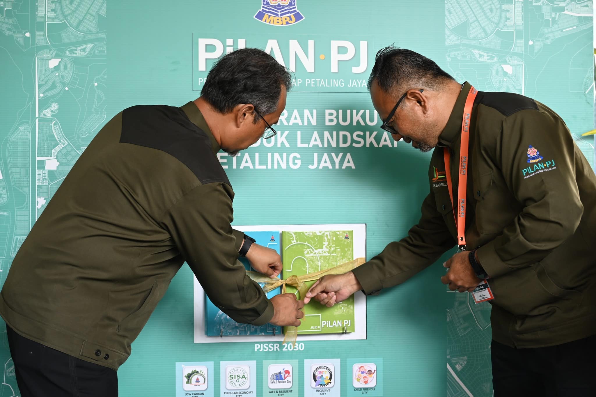 MBPJ pasang CCTV, kompaun individu buang pokok kiambang dalam tasik