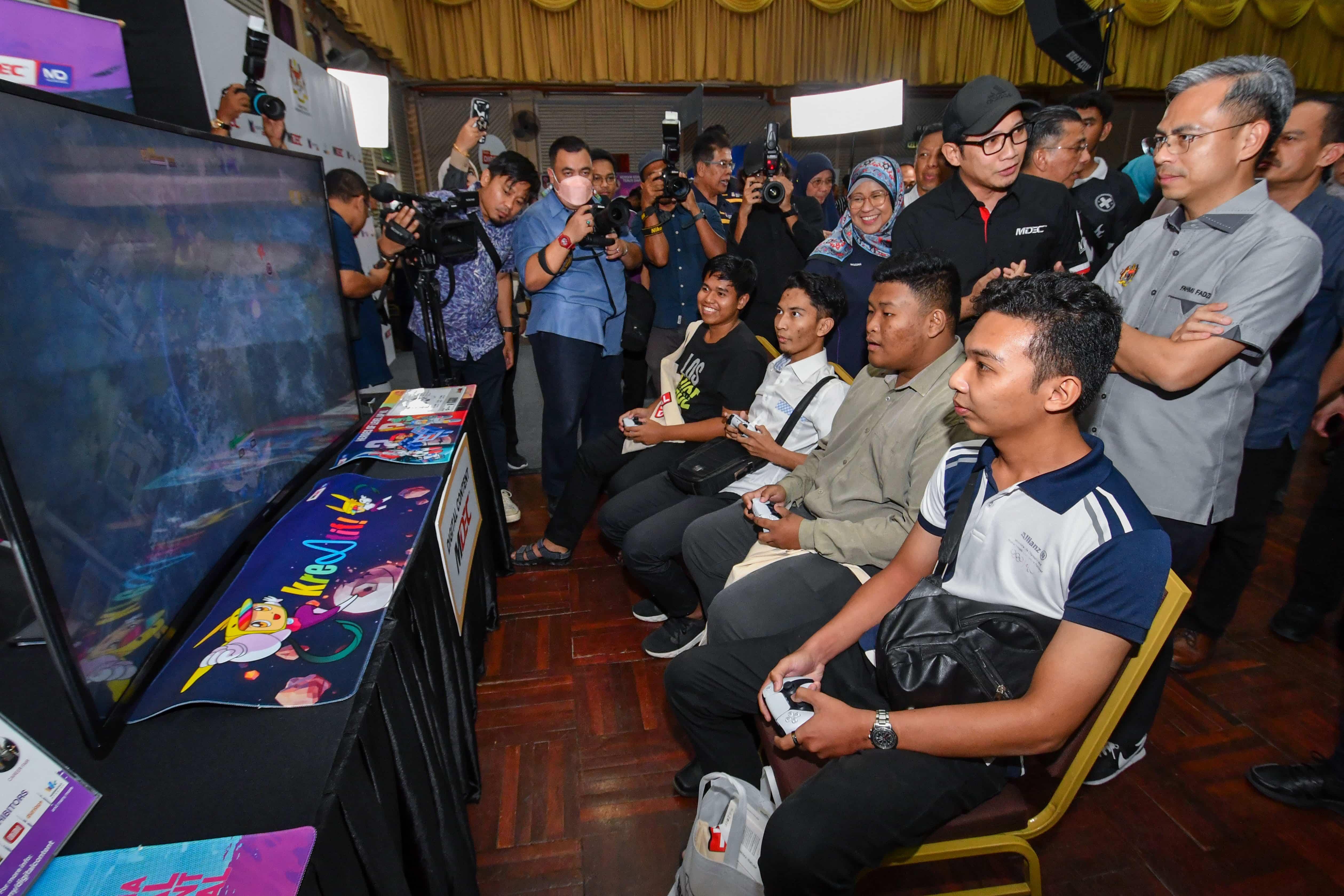 Lebih 380,000 tablet diagih seluruh negara, bantu pembelajaran pelajar B40