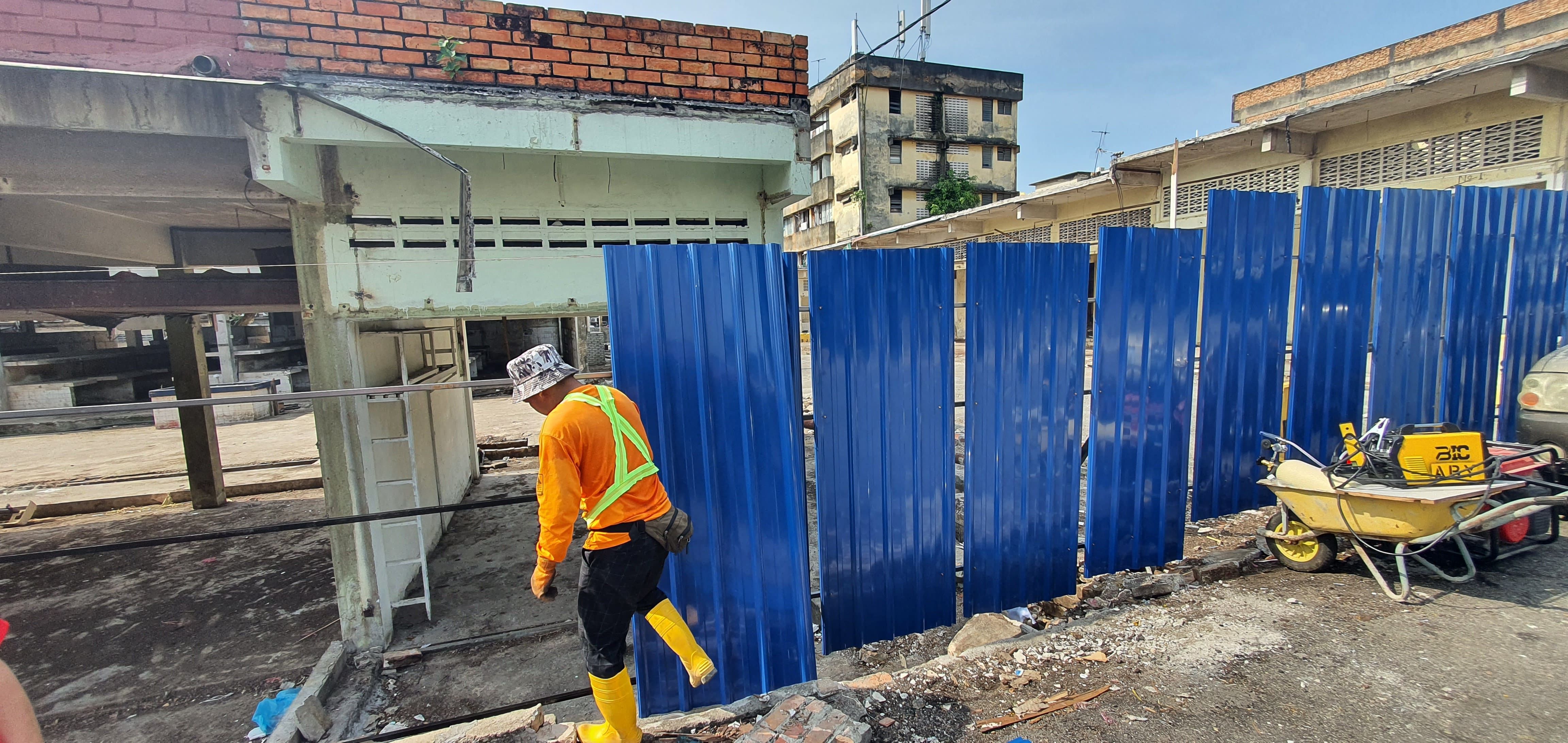 沙登旧巴刹周围围起锌板  禁止商民乱丢垃圾