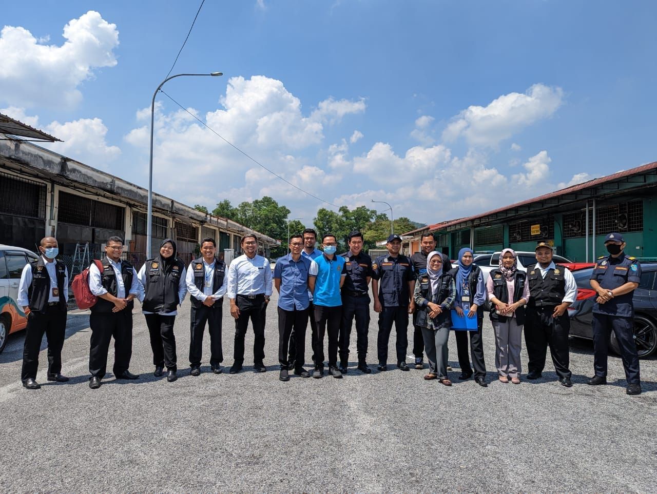 乌雪市会联合各执法单位  查封2违例食品工厂