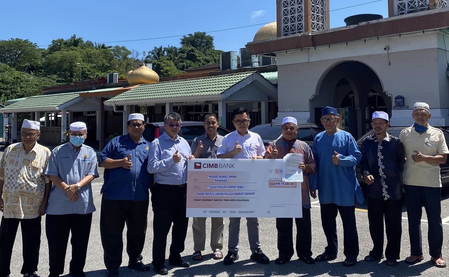 DUN Rawang serah sumbangan RM74,684 baiki bumbung masjid bocor