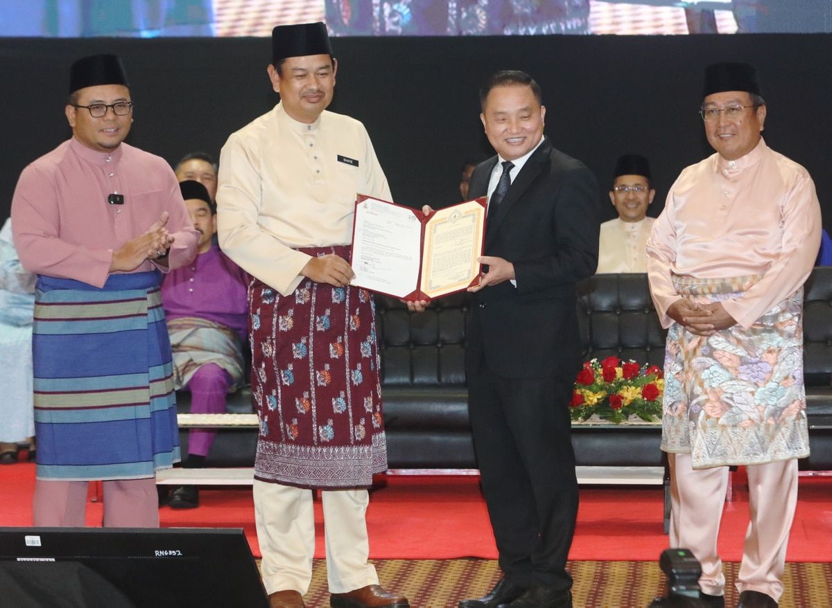 சட்டமன்றத்தைக் கலைக்கும் அறிவிப்பை சிலாங்கூர் தேர்தல் ஆணையத்திடம்    சிலாங்கூர் மாநில சபாநாயகர்  ஒப்படைத்தார்