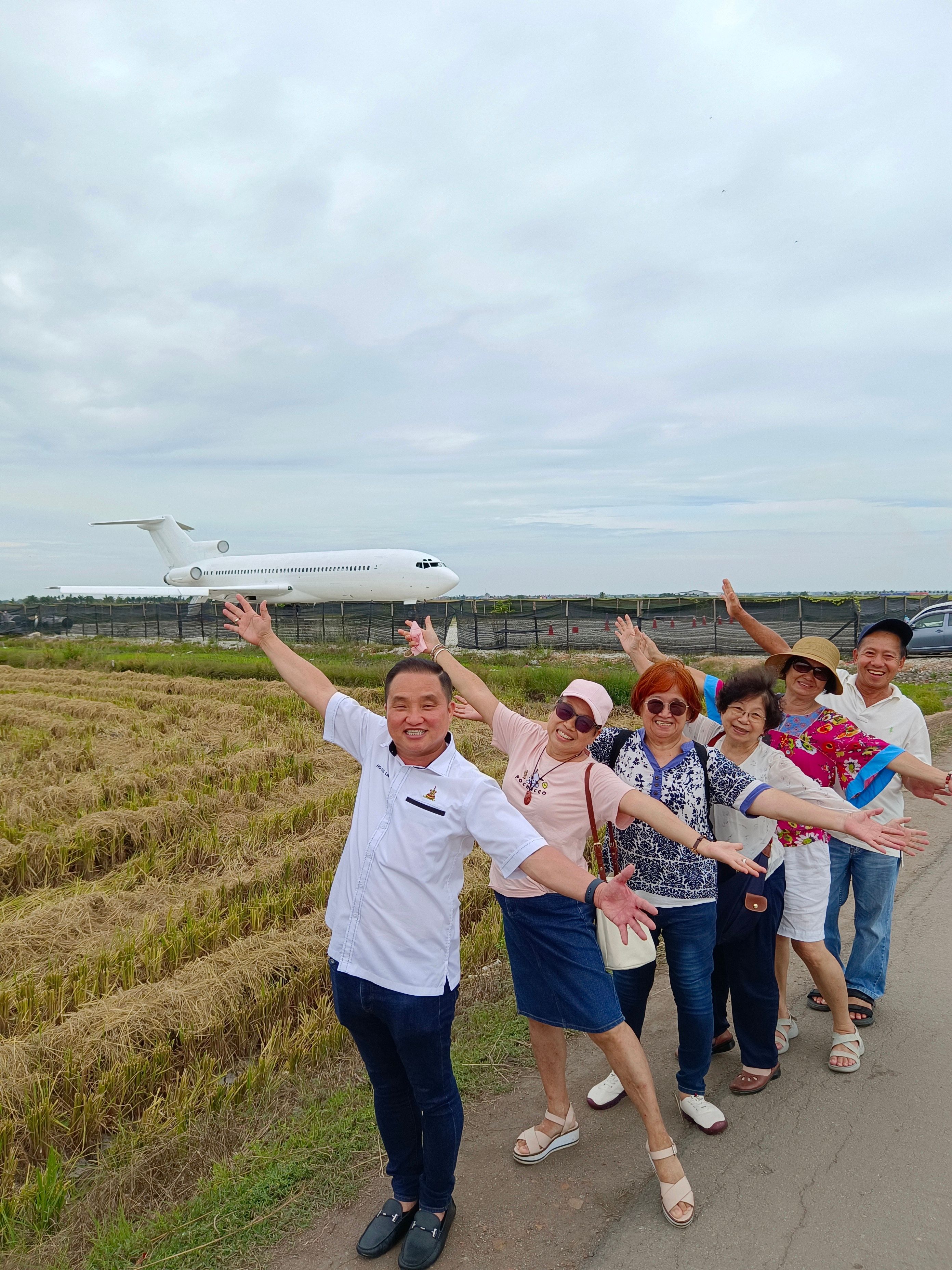 适耕庄飞机尚未启用 已吸引众多游客前来打卡.带动商机