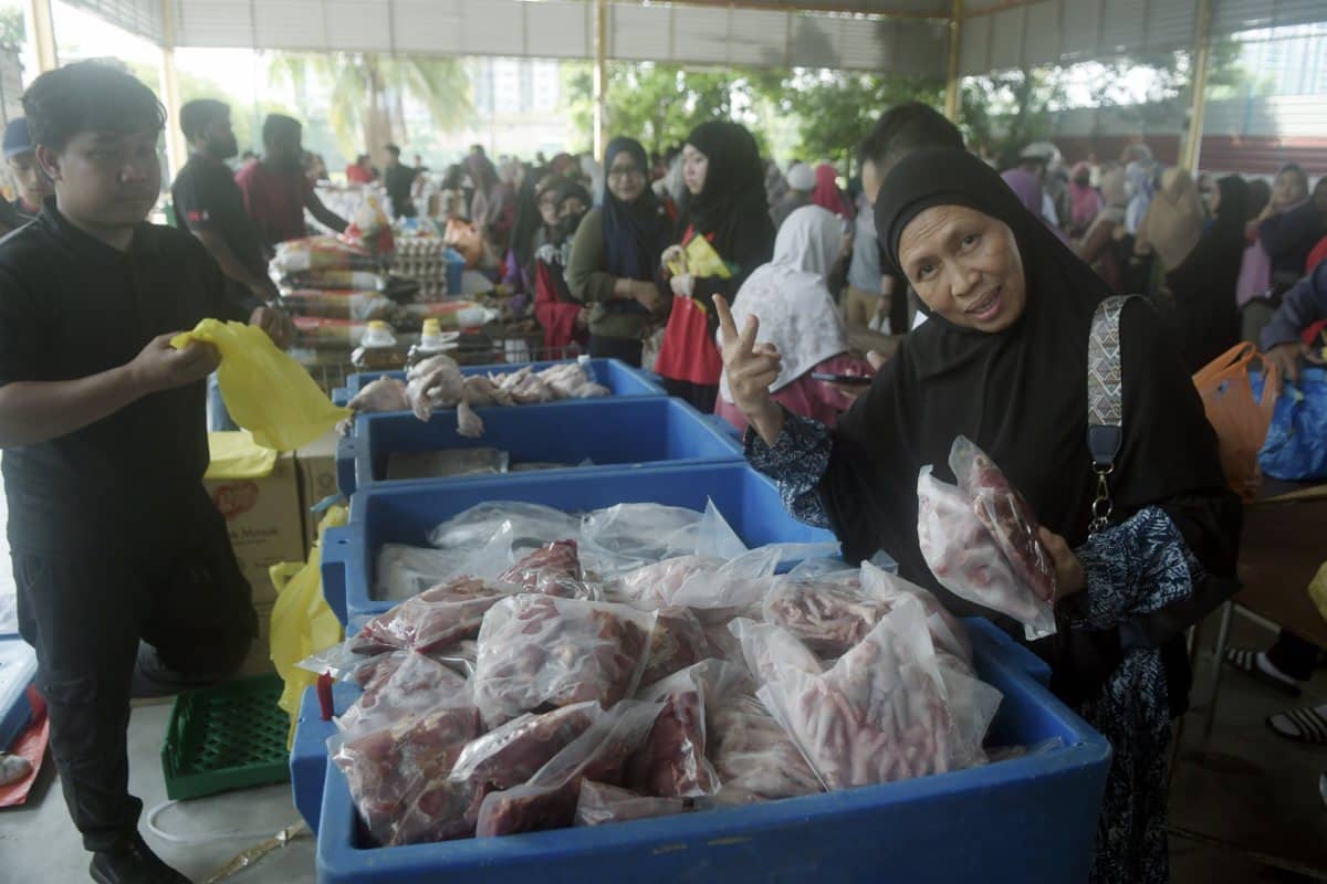 Jualan murah: Pengunjung syukur dapat berjimat beli barang keperluan sambut Aidiladha