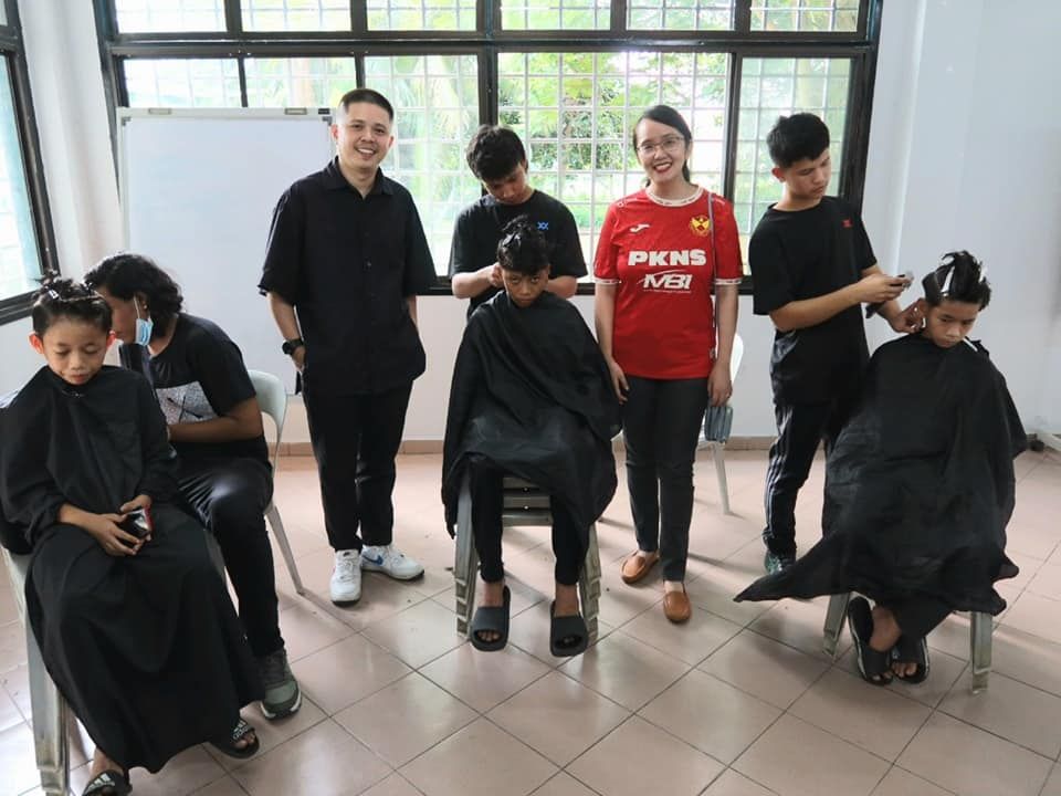 黄美诗与理发店配合  提供免费理发服务