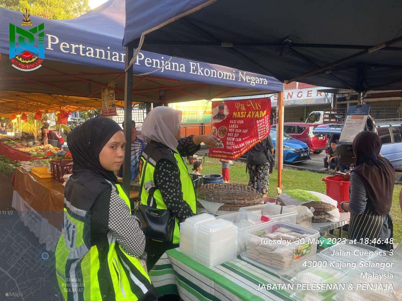 官员突击夜市小贩  确保遵守营业条例