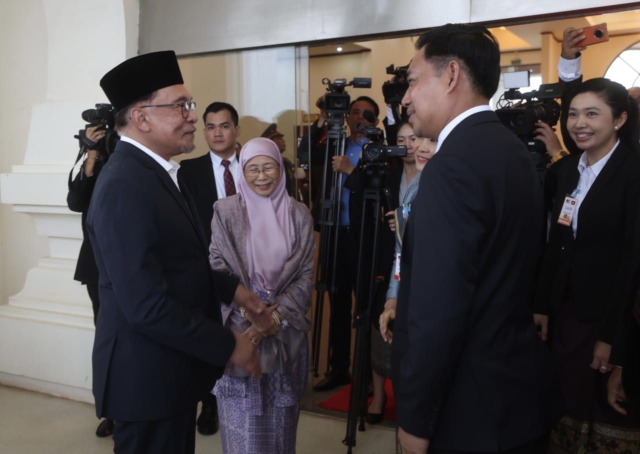 Anwar arrives in Vientiane for two-day official visit