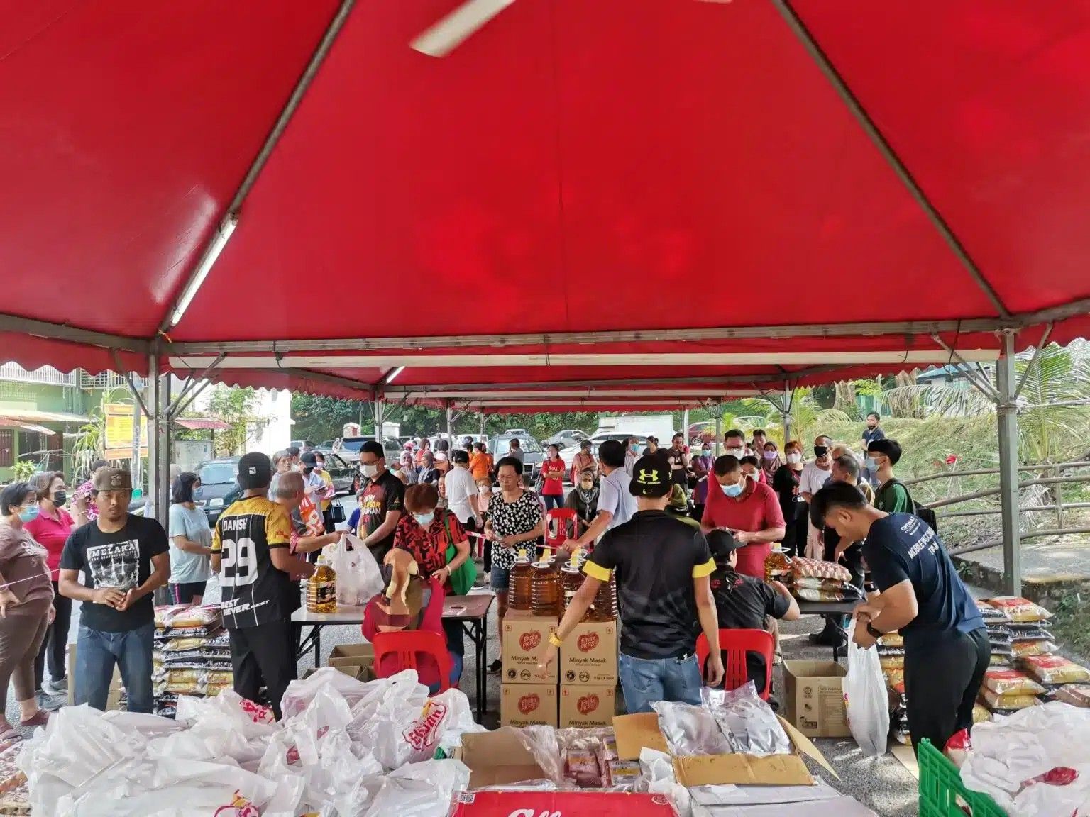 மாநில அரசின் மலிவு விற்பனைக்குப் பெருகும் ஆதரவு- 2 மணி நேரத்திற்குள் 400 கோழிகள் விற்பனை