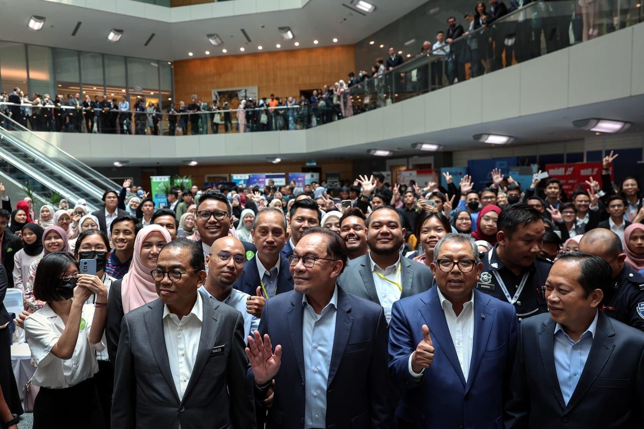 首相促企业付津贴给实习生 非强制性不制定付款方式