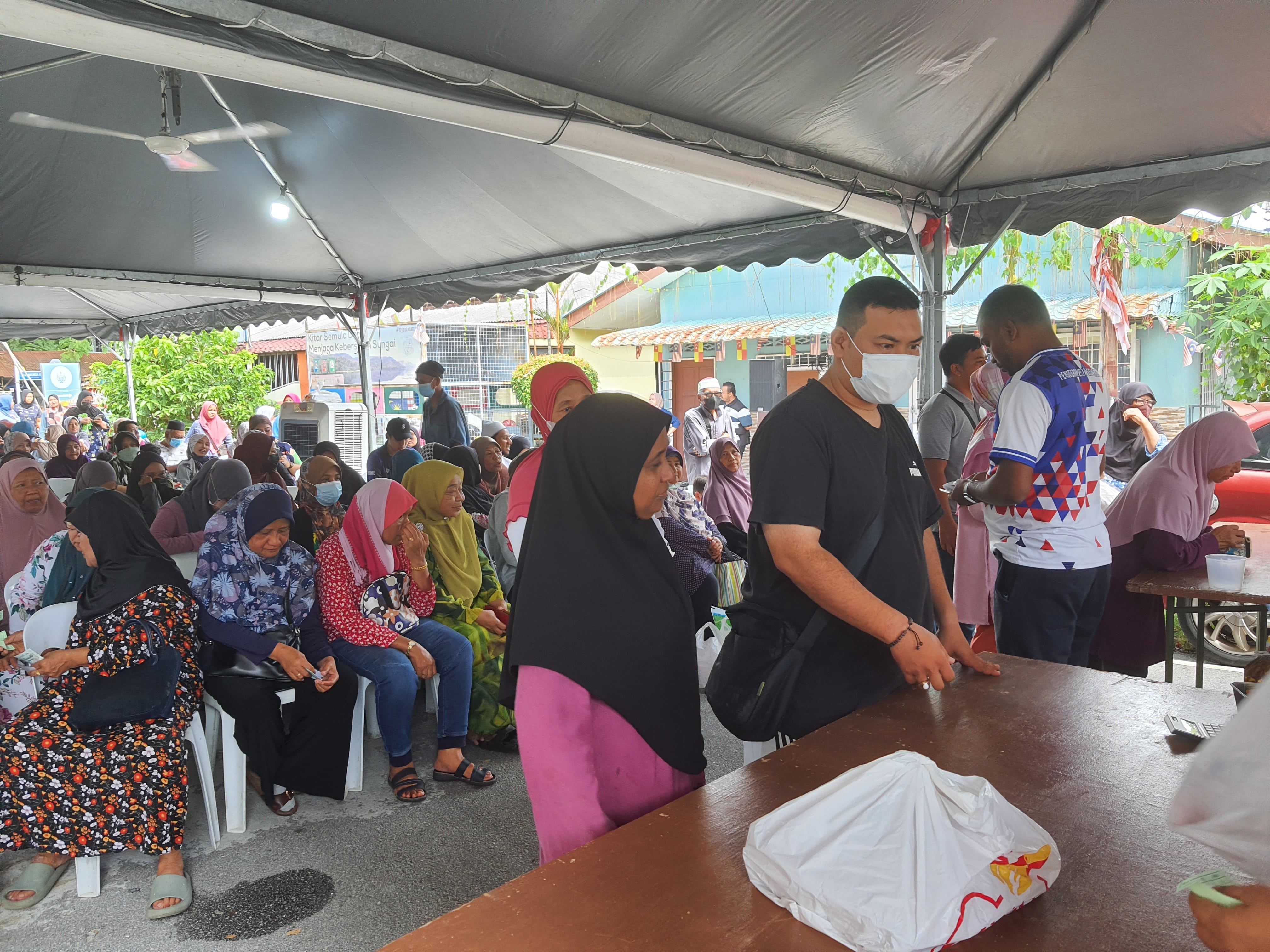 400 pengunjung serbu jualan murah, lima barangan habis dalam dua jam