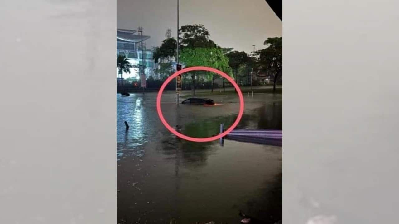 巴生中路闪电水灾 妇女车内受困及时获救