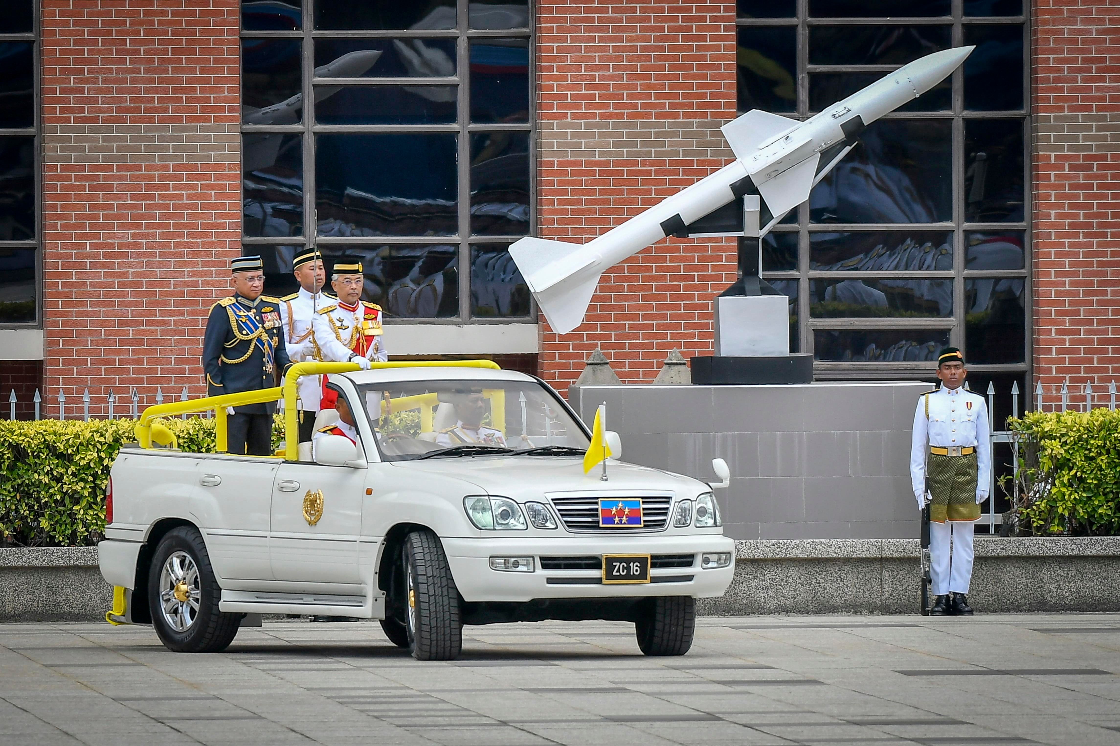 Agong, Raja Permaisuri berangkat ke istiadat mengarak panji