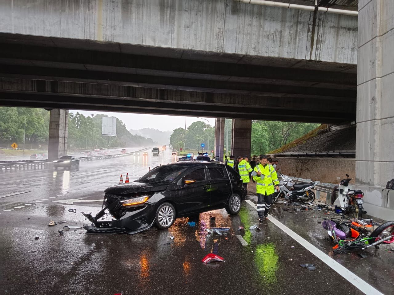 男子疑醉驾失控撞6摩托骑士 酿3死3伤悲剧
