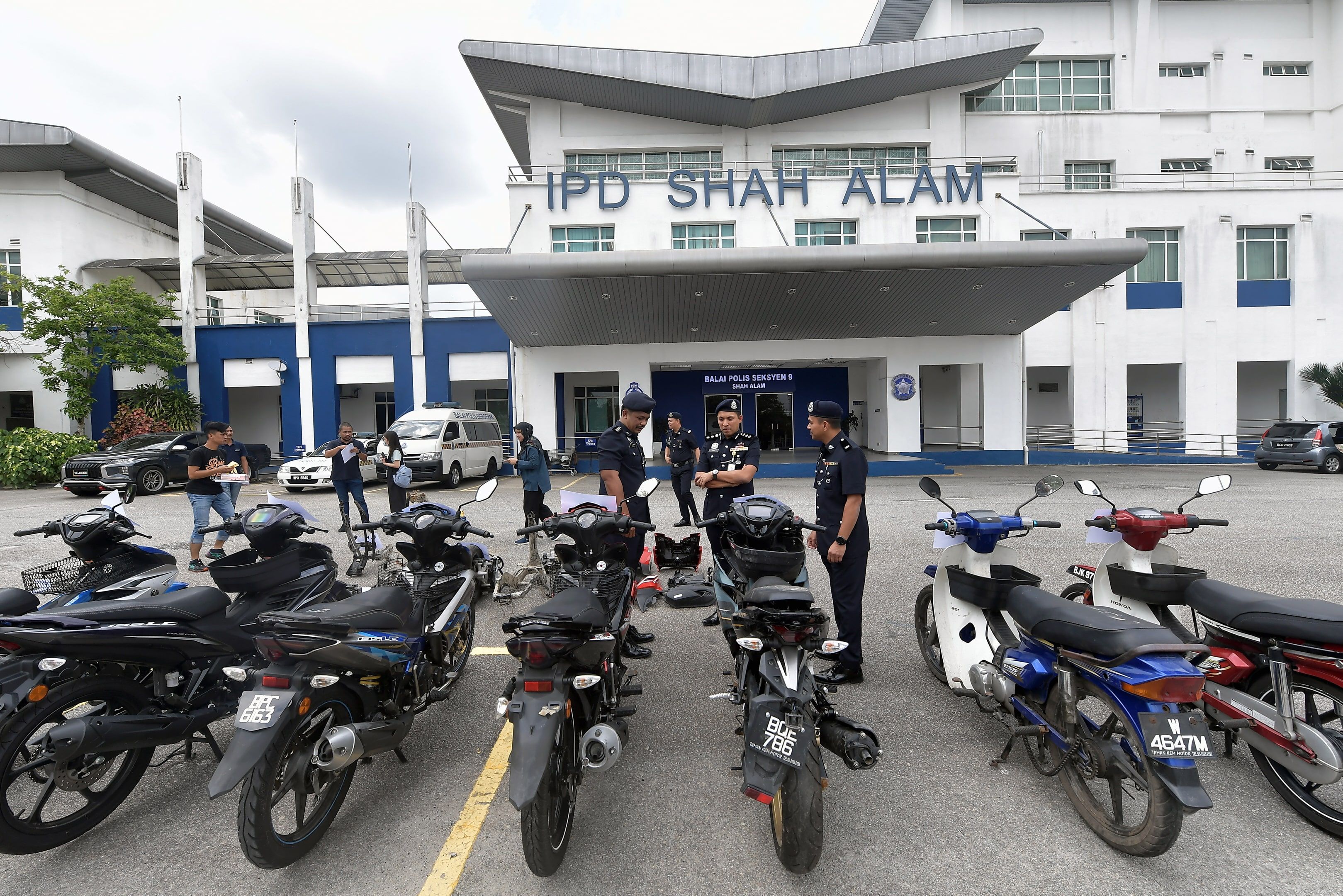 警连番突击捣毁2偷摩哆车党  落网9嫌犯全有犯罪记录