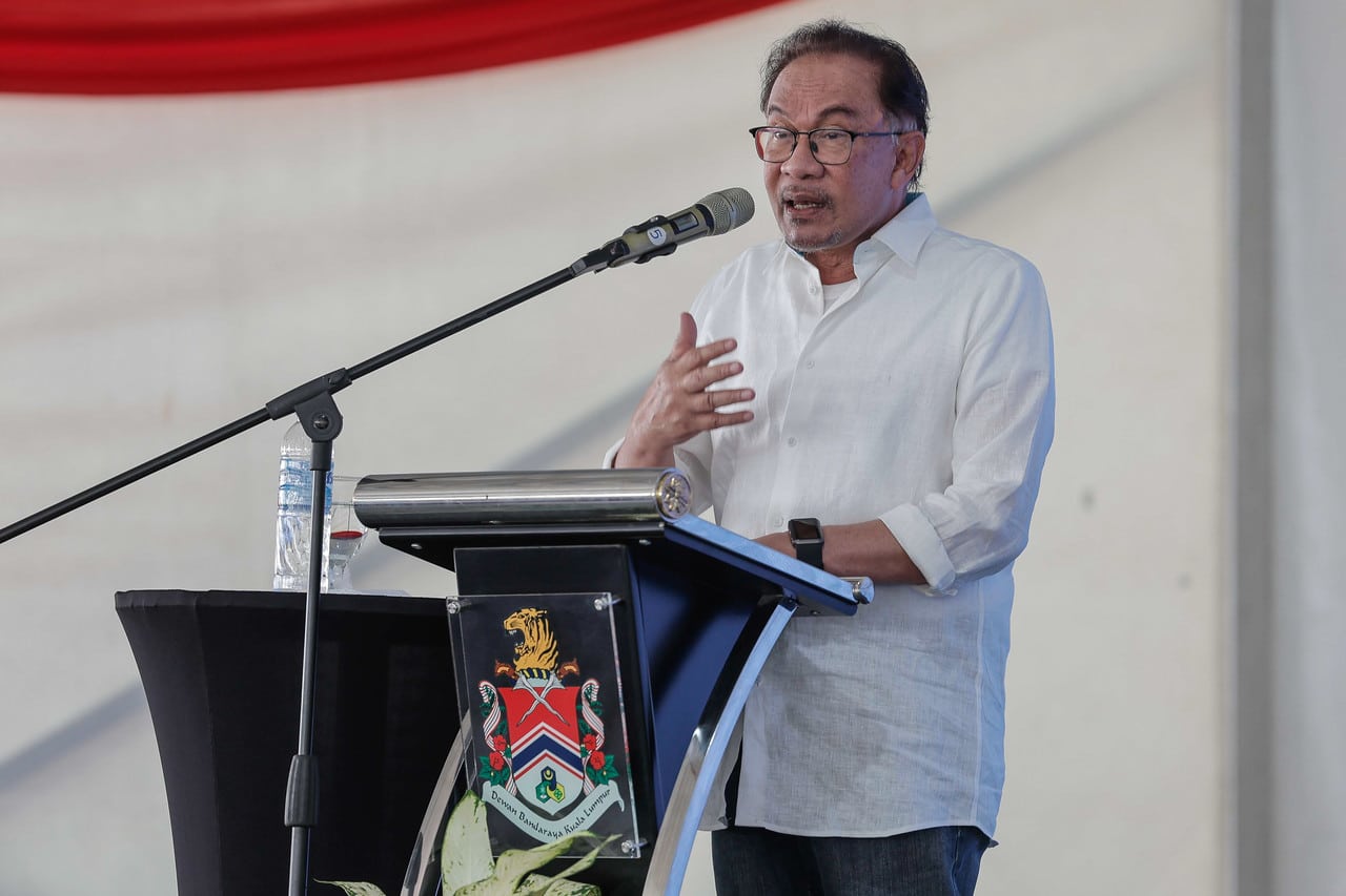 PM calls for efforts to upgrade, beautify food courts, stalls