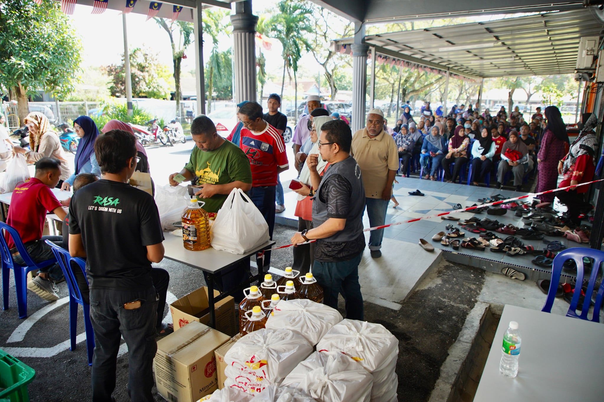 Pengunjung beli barang keperluan sambut Aidiladha di jualan murah