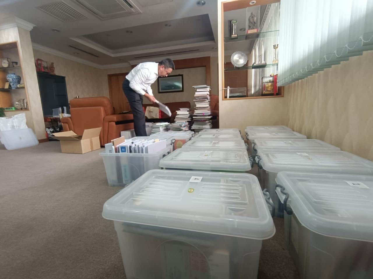 忙着打包书籍收拾办公室   邓章钦告别政坛倒计时