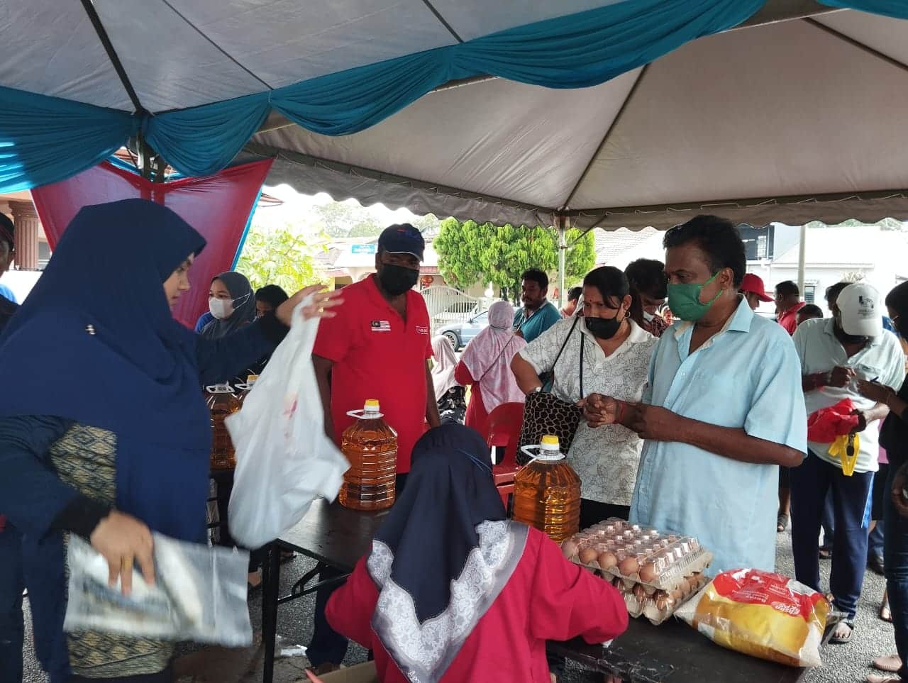 Hujan lebat tidak halang 450 penduduk kunjungi jualan murah DUN Sentosa