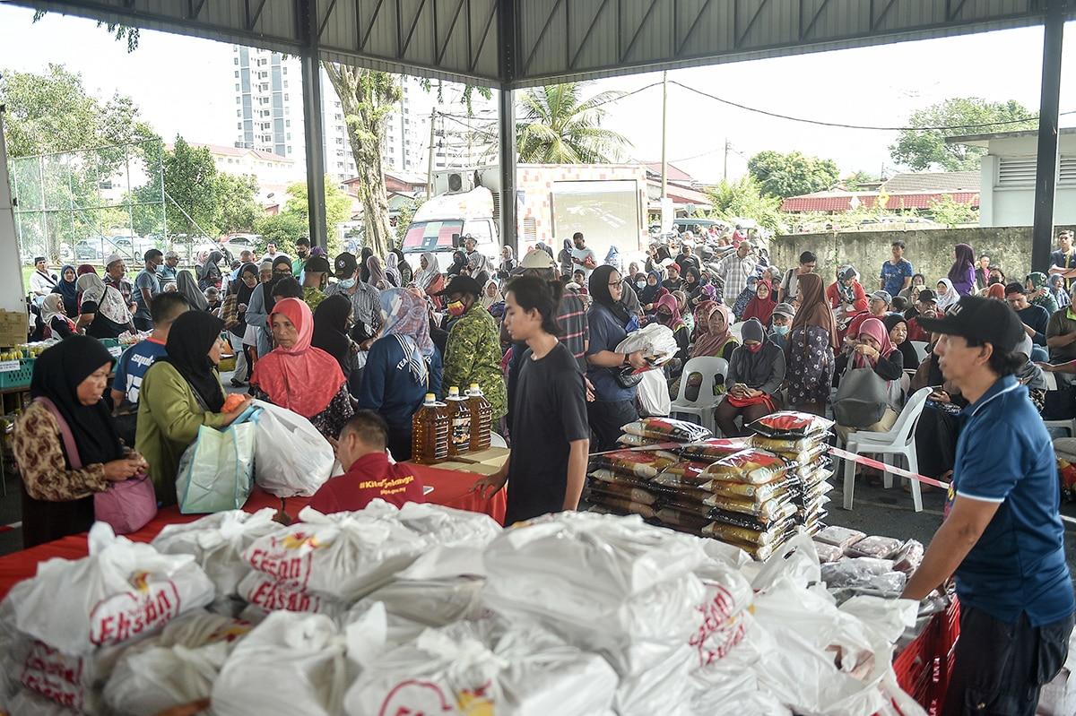 1,500 ayam antara barangan keperluan asas di jualan murah Aidilfitri hari ini, esok