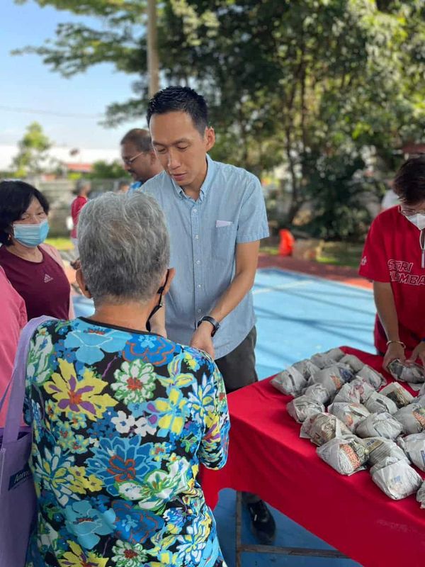 雪人民市集昨到顺达山庄 欧阳捍华特派免费食物给民众