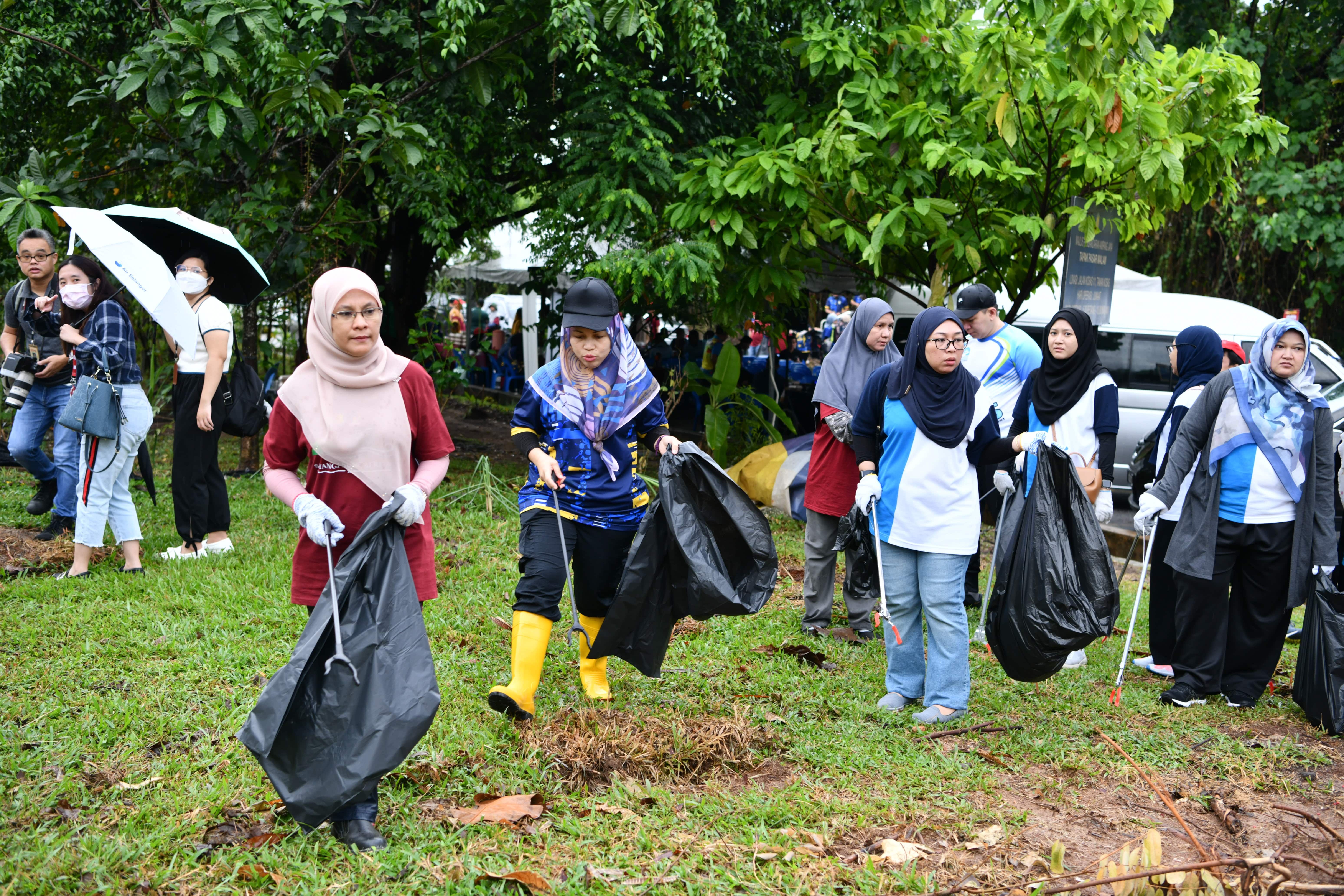 175 orang sertai program kutip sampah sambil riadah di sekitar Sungai Ampang