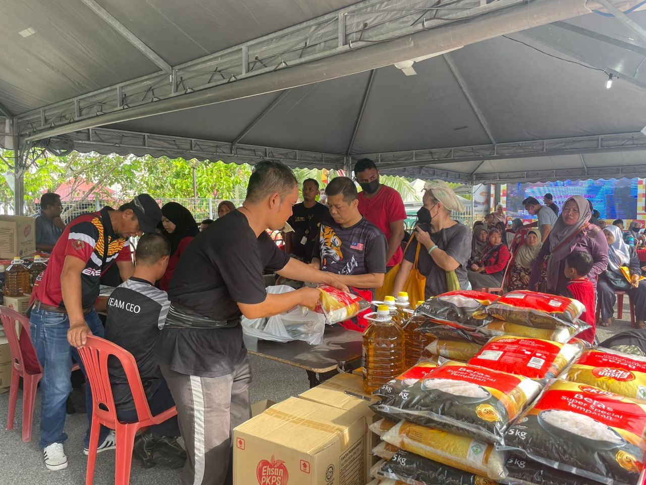 Jualan murah negeri laris, 500 ekor ayam habis kurang dua jam