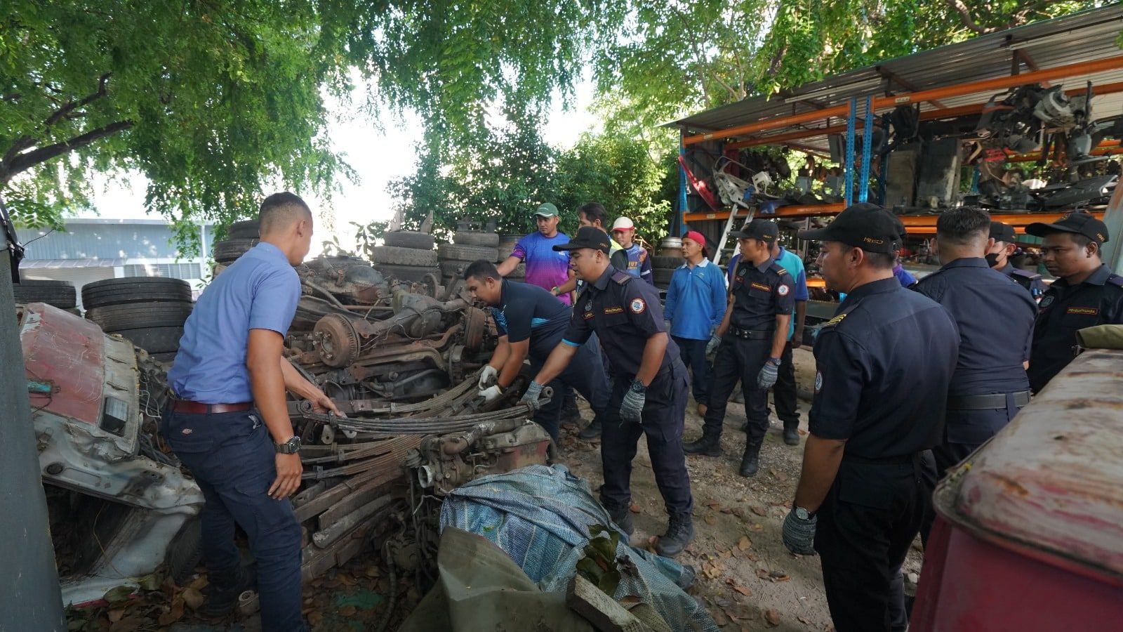 修车厂霸占政府地  梳邦市厅上门取缔充公物品