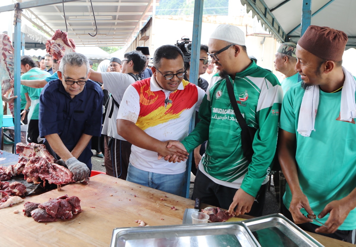 180 petugas gotong-royong sembelih sembilan lembu dan dua kambing