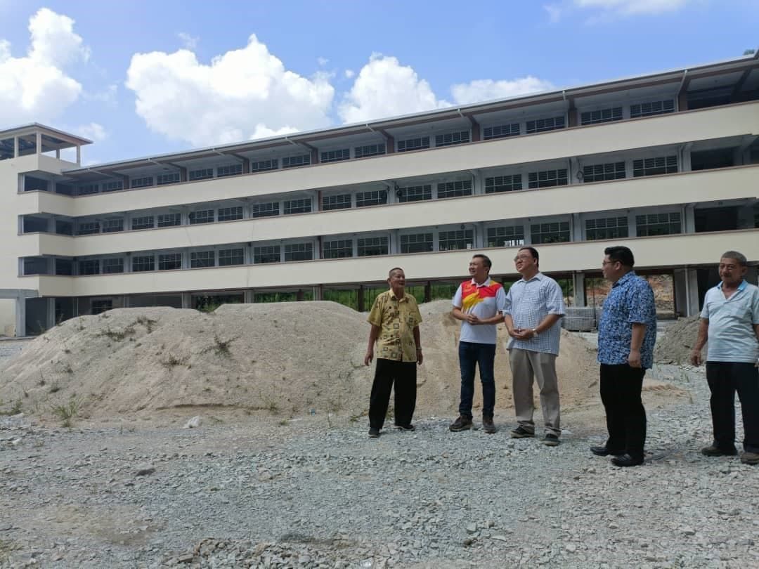 雪政府为班丹中华小学捎佳音   拨290万扩建要道纾解塞车