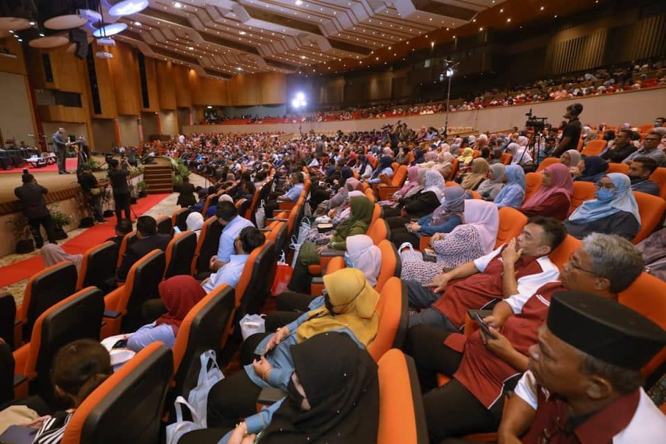 执政百日：高效亲民服务在行动