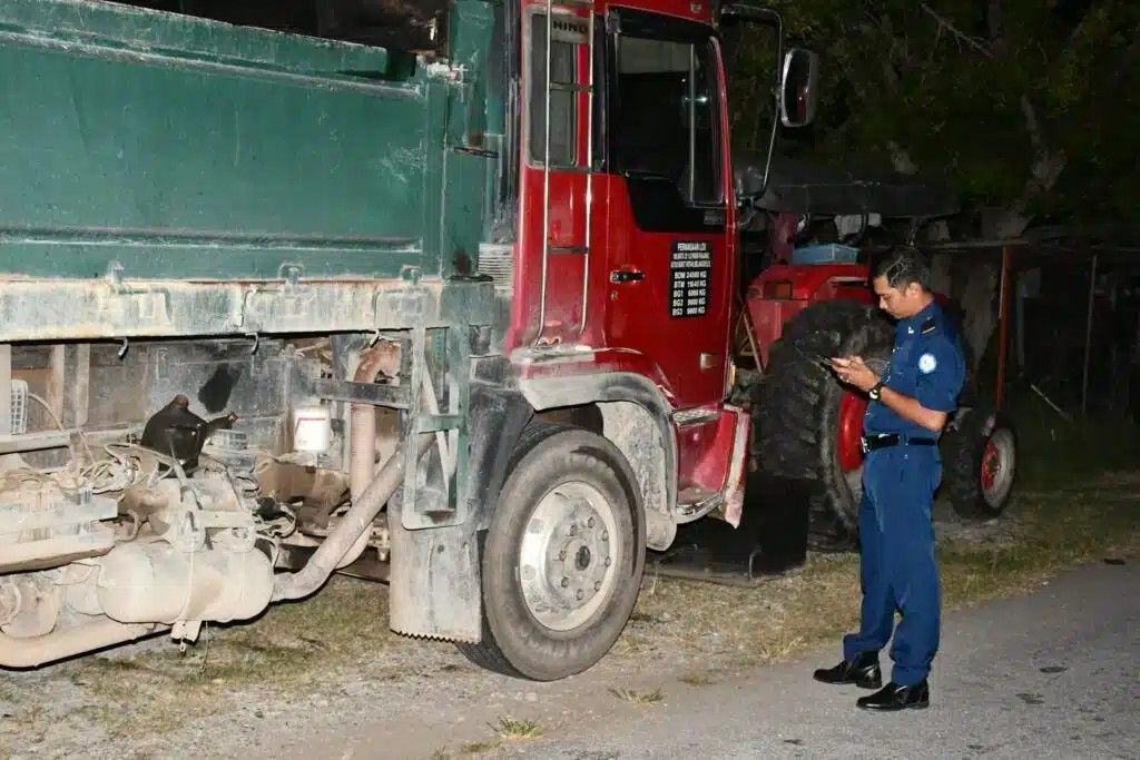 குடியிருப்பு பகுதிகளில் நிறுத்தி வைக்கப்பட்ட ஏழு கனரக வாகனங்களுக்கு சம்மன்